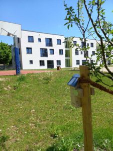 Im Garten vor dem Ellinor-Holland-Haus