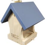 Vogelfutterhäuschen mit blauem Dach