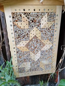 Kleeblatt Wildbienenhotel