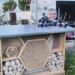 Celino mit seinem Wildbienenhotel