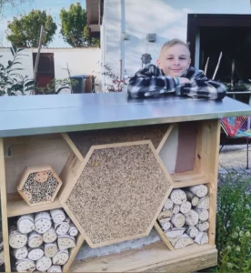 Celino mit seinem Wildbienenhotel